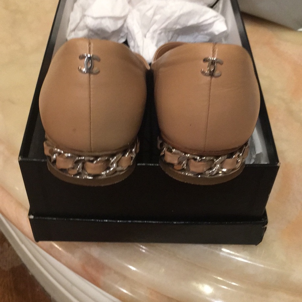 CHANEL flat sandal with chain detail heel - Picture 8 of 8
